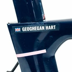 Pinarello Dogma F X-Light - Geoghegan Hart - 55 - Dura-Ace DI2 - Team Ineos Grenadiers 44 Pinarello Dogma F X-Light - Geoghegan Hart - 55 - Dura-Ace DI2 - Team Ineos Grenadiers -Racercykler Elegant Butik DSC03991 dd74338a 31f4 4143 bbd2 fb3eee3dd474