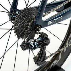 Pinarello Dogma F X-Light - Geoghegan Hart - 55 - Dura-Ace DI2 - Team Ineos Grenadiers 38 Pinarello Dogma F X-Light - Geoghegan Hart - 55 - Dura-Ace DI2 - Team Ineos Grenadiers -Racercykler Elegant Butik DSC03997 13fdf0cb b06d 4ed8 848e 19e8818363f8