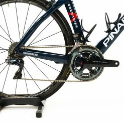 Pinarello Dogma F X-Light - Kwiatkowski - 53 - Dura-Ace DI2 - Ineos Grenadiers 39 Pinarello Dogma F X-Light - Kwiatkowski - 53 - Dura-Ace DI2 - Ineos Grenadiers -Racercykler Elegant Butik DSC06692 04d2ab94 3c22 45ea 9649 3207ff971eed