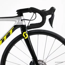 Scott Addict Disc RC Pro - 49 - Simon Yates - Ultegra Di2 28 Scott Addict Disc RC Pro - 49 - Simon Yates - Ultegra Di2 -Racercykler Elegant Butik Photo By Aaron Kiashek 59 a734d18d 5364 4a82 8b86 42a760d36fb1