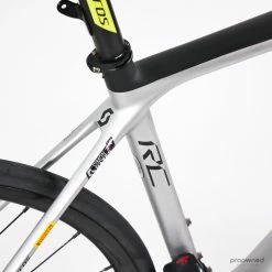 Scott Addict Disc RC Pro - 49 - Simon Yates - Ultegra Di2 29 Scott Addict Disc RC Pro - 49 - Simon Yates - Ultegra Di2 -Racercykler Elegant Butik Photo By Aaron Kiashek 60 8260690f a2a0 4aa5 81db 4f908222a1ea