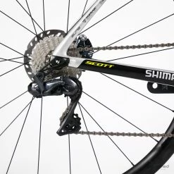 Scott Addict Disc RC Pro - 49 - Simon Yates - Ultegra Di2 33 Scott Addict Disc RC Pro - 49 - Simon Yates - Ultegra Di2 -Racercykler Elegant Butik Photo By Aaron Kiashek 64 545d1485 00af 4841 96d7 fe12a9399609